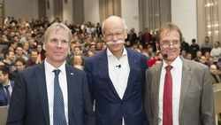 Von links: Prof. Holger Hanselka, Präsident des KIT, Dr. Dieter Zetsche, Vorsitzender des Vorstands der Daimler AG und Leiter Mercedes-Benz Cars, und Prof. Frank Gauterin, Leiter Institut für Fahrzeugsystemtechnik des KIT (Foto: Markus Breig, KIT)