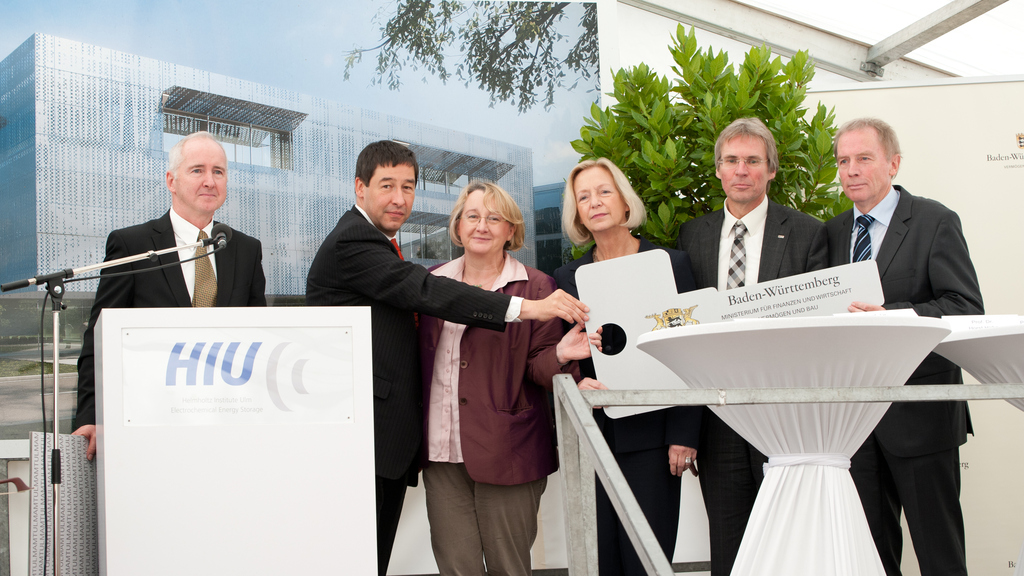 Bundesministerin Wanka (3. v. re.) und Landesministerin Bauer (3. v. l.) mit Projektpartnern bei der Schlüsselübergabe (Foto: HIU)