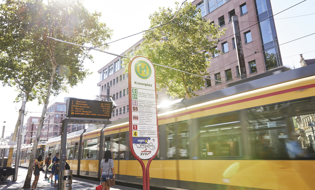 Haltestelle mit Straßenbahn