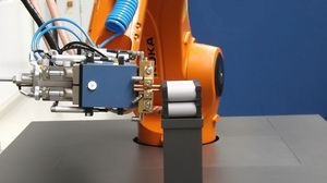 Schnell und sicher: Das am KIT entwickelte Schweißverfahren ermöglicht das Zusammenschalten einzelner Zellen und leistungsfähigen Batteriepacks (Foto: KIT)