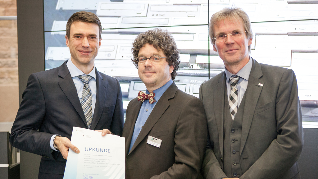 (v. l. n. r.) Stefan Müller, Parlamentarischer Staatssekretär des BMBF, Profesor Jörn Müller-Quade, Präsident Professor Holger Hanselka (Foto: Lydia Albrecht, KIT)
