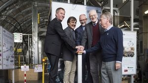 v. l. n. r.: Prof. Oliver Kraft, Prof. Guido Drexlin, Prof. Johannes Blümer (alle KIT), Prof. Ernst-Wilhelm Otten, Universität Mainz, Prof. Hamish Robertson, University of Washington, Seattle (Foto: Patrick Langer, KIT)