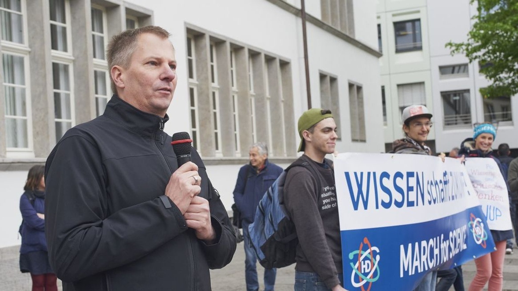 Professor Oliver Kraft, Vizepräsident des KIT, beim March for Science Heidelberg (Foto: Andreas Drollinger, KIT)