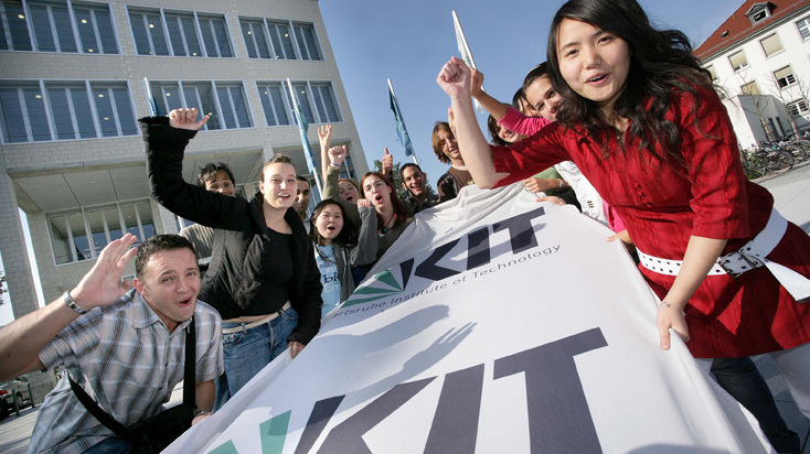 Zufriedene Studenten am KIT (Foto: KIT)