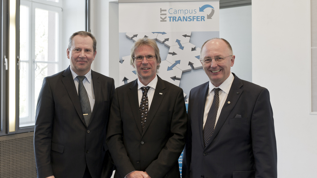 Der Präsident des KIT, Prof. Holger Hanselka (Mitte), mit den beiden Geschäftsführern der KCT GmbH, Dr. Hanns-Günther Mayer (links) und Prof. Albert Albers (rechts) (Foto: Markus Breig, KIT)