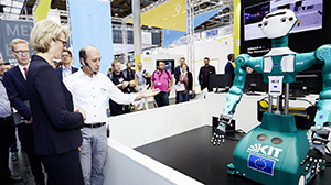 CEBIT 2018: Bundesforschungsministerin Anja Karliczek mit Professor Tamim Asfour (Bild: Henning Stauch Photography)