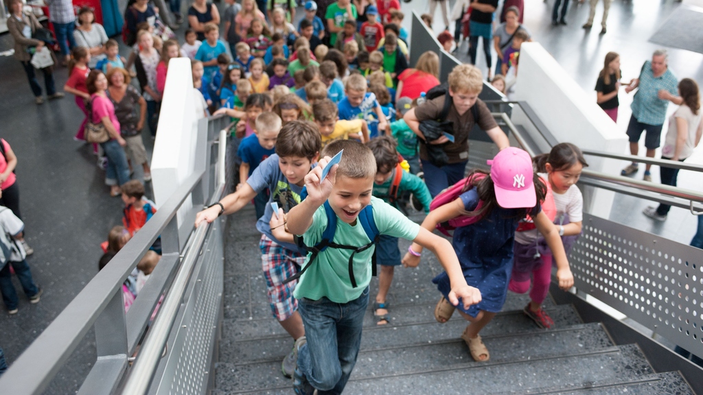 KIT-Kinder-Uni 2015: Von Wolken, Erdbeben, Rap-Songs und fabelhaften Wesen