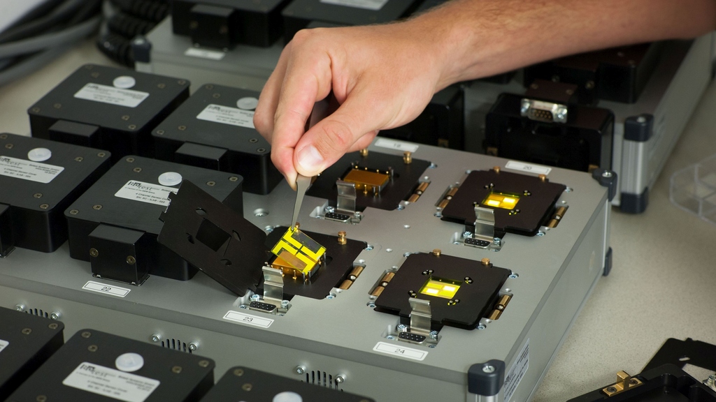 Organische Leuchtdioden (OLEDs) lassen sich einfach und günstig herstellen. Dank kompostierbarer Materialien werden sie auch nachhaltig (Foto: KIT).
