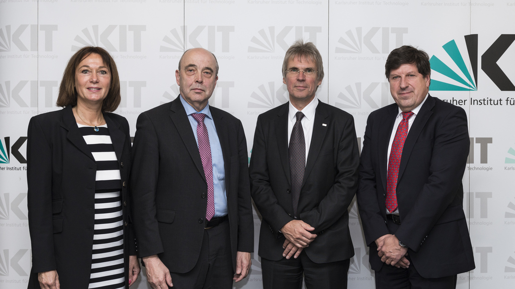 Die Partner bei der Unterzeichnung des Stiftungsvertrages. v.l.n.r.: Katharina Ludwig, Johann Soder, (beide SEW-EURODRIVE), Holger Hanselka, Thomas Hirth, (beide KIT). (Foto: KIT)