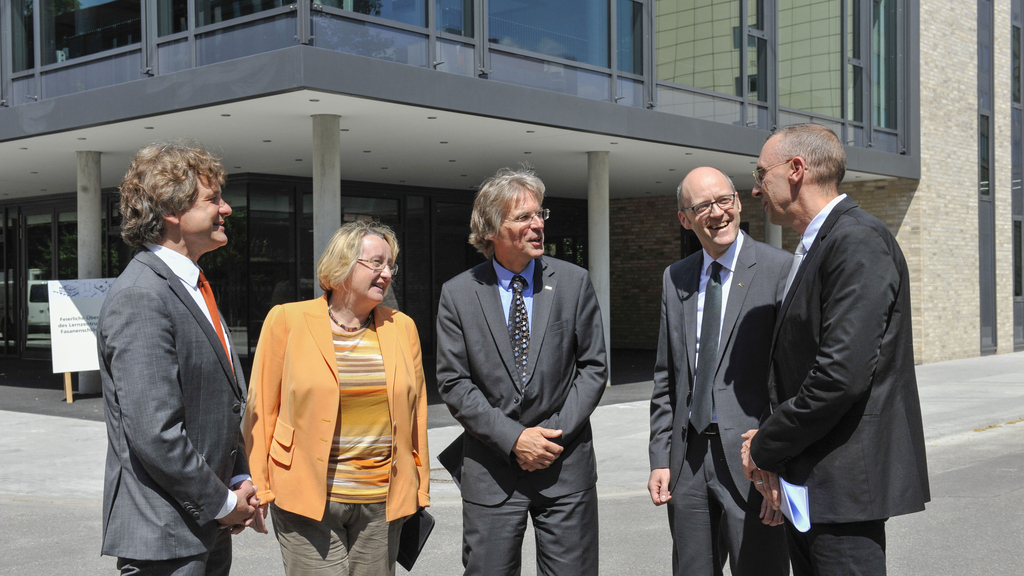 Oberbürgermeister Frank Mentrup, Ministerin Theresia Bauer, KIT-Präsident Holger Hanselka, KIT-Vizepräsident Alexander Wanner und Dominik Dürrschnabel, Vermögen und Bau BW (v.l.n.r., Foto: Markus Breig, KIT)