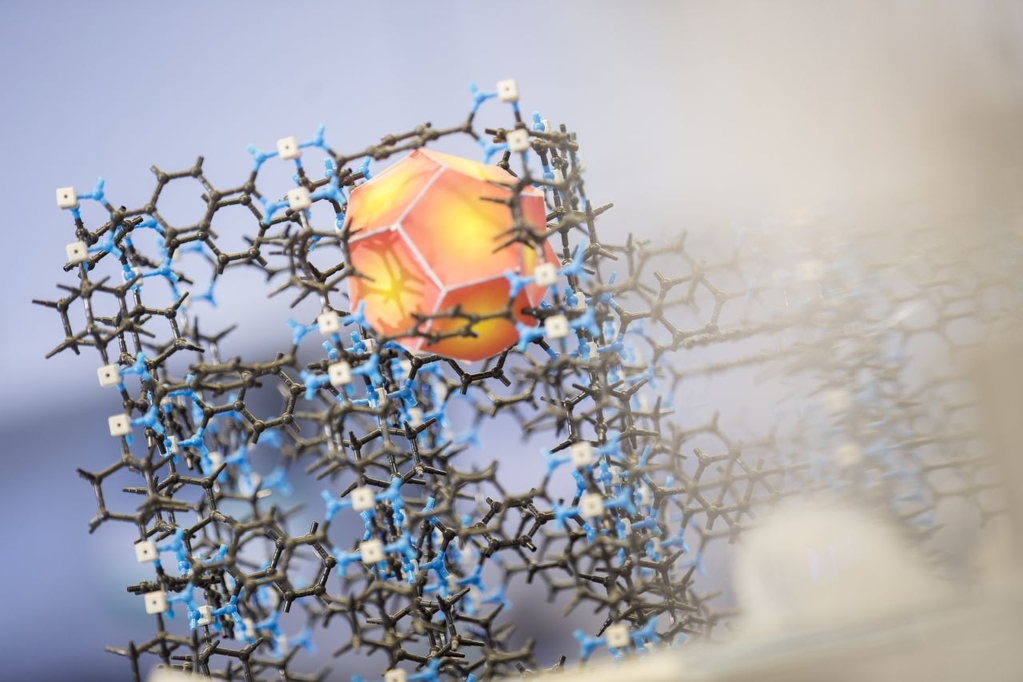 Zur automatischen Synthesevorhersage von MOFs (abgebildet eine sogenannte SURMOF-Struktur mit eingelagertem Molekül) haben die Forschenden ein Webtool erstellt. (Foto: Andrea Fabry) 