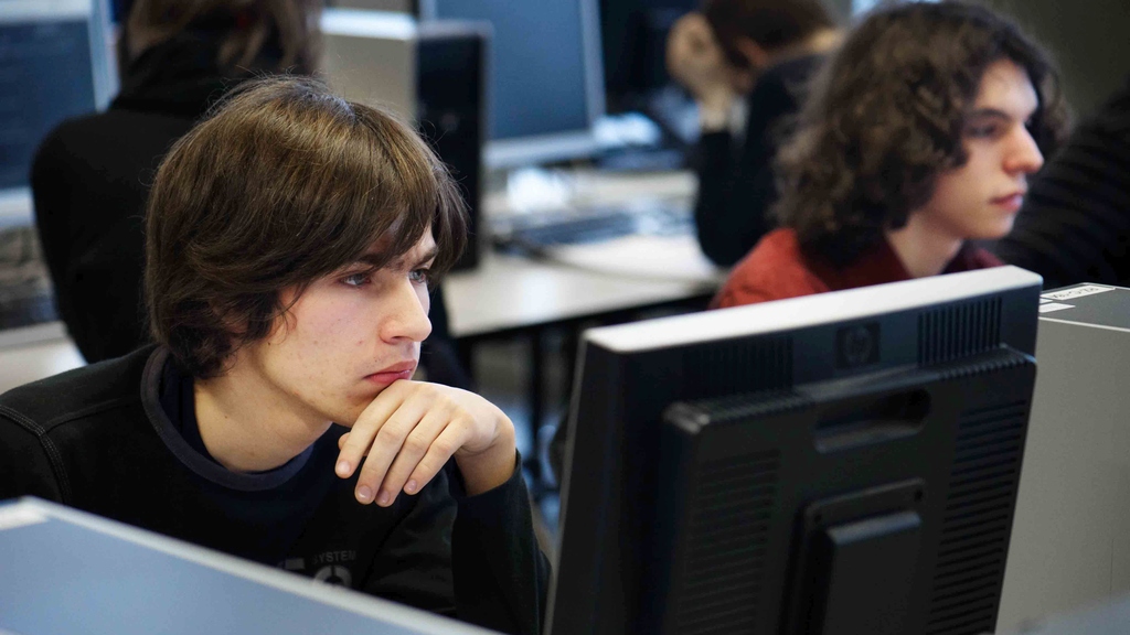 Informatiker des KIT entwickeln eine Schnittstelle, die es Nutzern künftig ermöglichen soll, eigene Anwendungen in wenigen Sätzen zu programmieren (Foto: Hardy Müller)