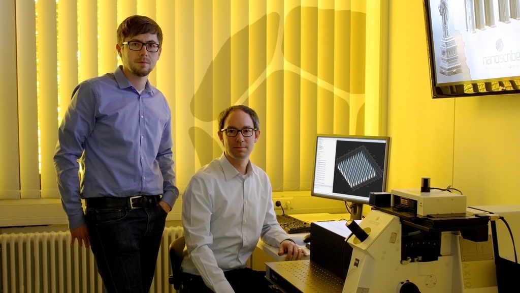 Nanoscibe-Gründer Michael Thiel (l.) und Martin Hermatschweiler an einem hochpräzisen 3D-Drucker für den Mikrometerbereich (Foto: Nanoscribe)