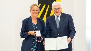 Britta Nestler und Bundespräsident Frank-Walter Steinmeier (Foto: Bundesregierung / Gero Breloer)