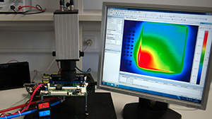 Experimental setup for monitoring a computer chip with infrared cameras (Foto: CES/KIT)