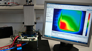 Versuchsaufbau zur Überwachung eines Computerchips mit Infrarotkameras (Foto: CES/ KIT)