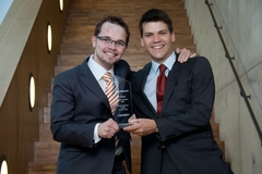 Strahlende Sieger: Ulrich M&uuml;ller und Chris Vogel von fuks