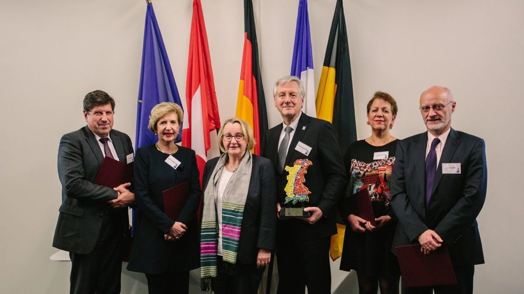Vertreterinnen und Vertreter aus den Mitgliedsuniversitäten Basel, Freiburg, Haute-Alsace und Strasbourg sowie dem KIT nahmen den Preis gemeinsam in Freiburg entgegen (Foto: Sandra Meyndt).
