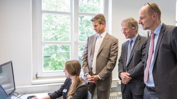 Stefan Quandt, Prof. Holger Hanselka, Präsident des KIT, und Rainer Stiefelhagen, Leiter des SZS (Foto: Lydia Albrecht)