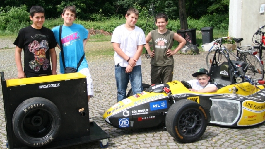 Reifenwagen mit Schülern