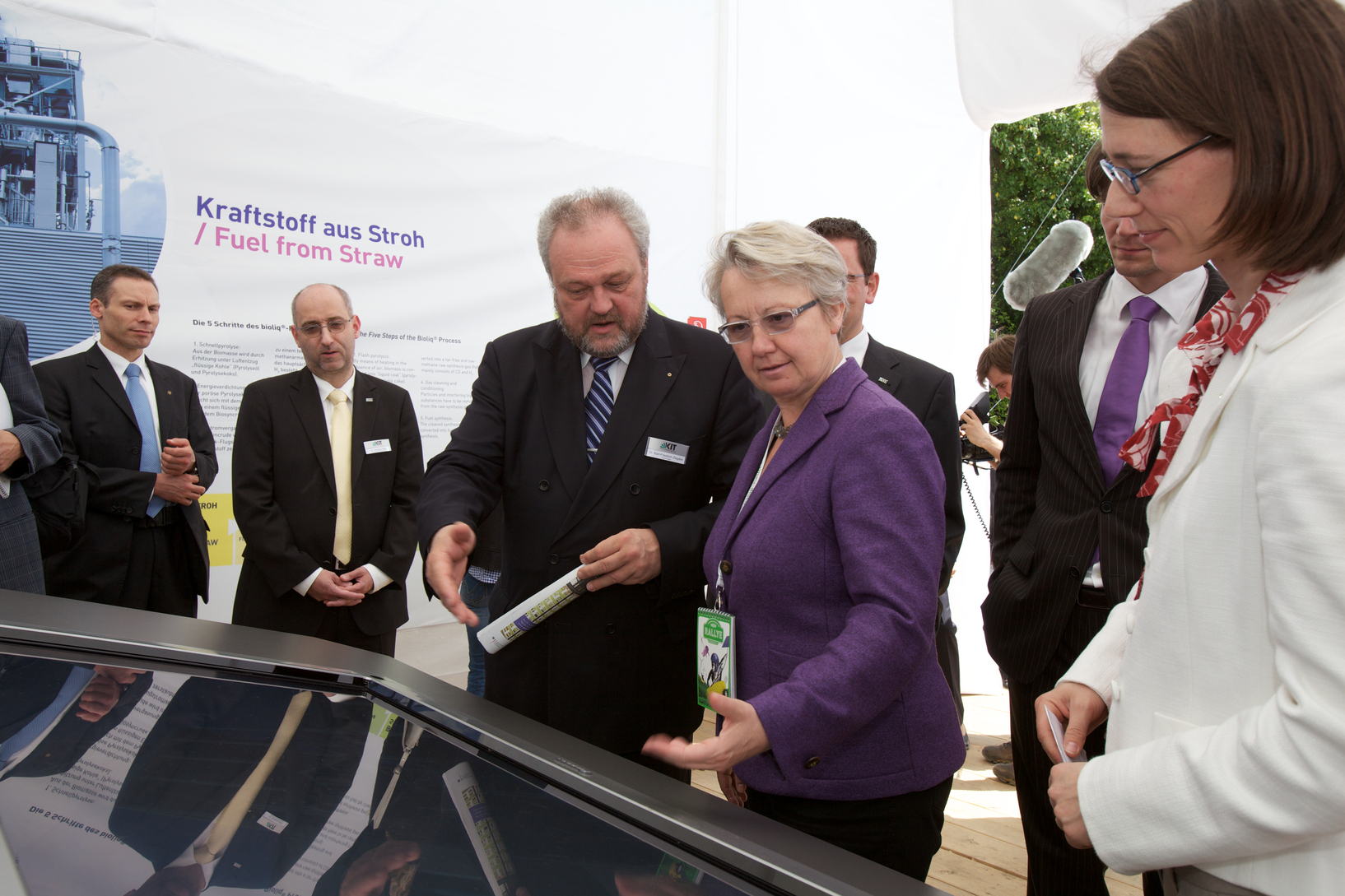 Bundesbildungsministerin Annette Schavan und Karl-Friedrich Ziegahn, KIT-Sprecher Erneuerbare Energien