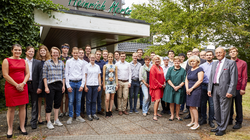 Gruppenbild der Schroff-Stipendiaten sowie der Vertreterinnen und Vertreter der Stiftung und des KIT