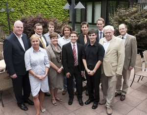 Stipendiaten mit Stiftungsvorstand (v.l.) und KIT-Pr&auml;sident Hippler (2.v.r.) sowie Informatik-Dekan Gabi (2.v.l., hintere Reihe)