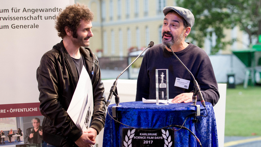 Schauspieler Ricardo Barreiro Caro und Xúlio Abonjo Escudero aus dem Kurzfilm „Einstein-Rosen“ nehmen den KIT Science Film Award entgegen. (Bild: Felix Grünschloß/ZAK)