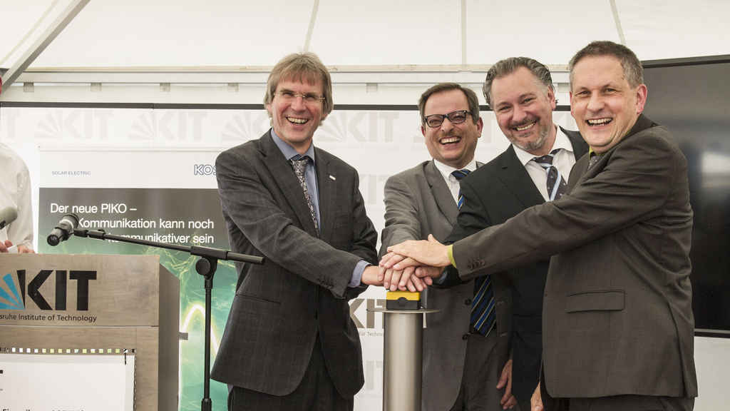 KIT-Präsident Hanselka und Projektpartner nehmen den Solar-Speicher-Park am Campus Nord des KIT symbolisch in Betrieb (Foto: Markus Breig / KIT)