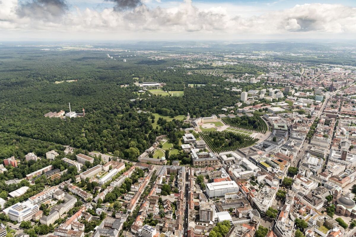 Luftaufnahme von Karlsruhe und den stadtnahen Wald