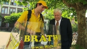 KIT-Präsident Horst Hippler testet die mobile Bratwurst