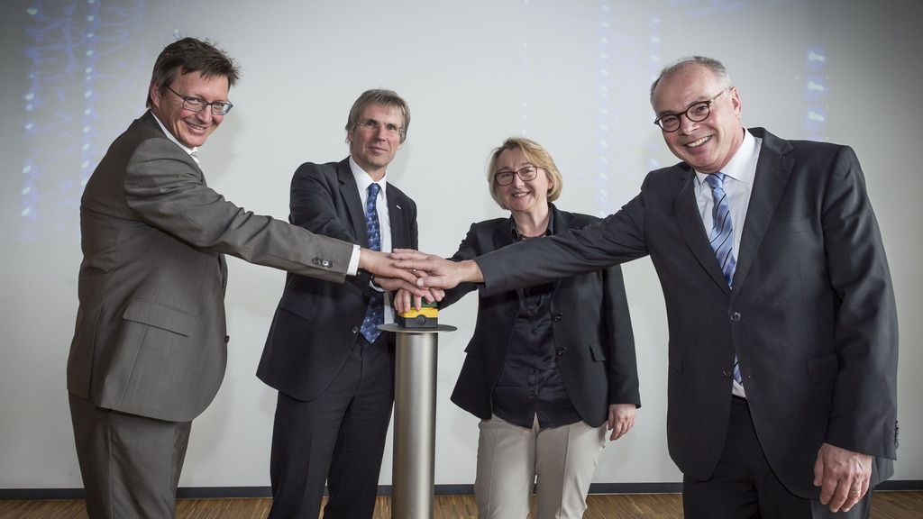 Prof. Peter Gumbsch, KIT, Prof. Holger Hanselka, Präsident des KIT, Theresia Bauer, Ministerin für Wissenschaft, Forschung und Kunst Baden-Württemberg, Prof. Bernhard Neumair, KIT (v.l.n.r.; Foto: Markus Breig, KIT)