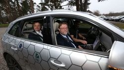 Ministerialdirektor Prof. Dr. Uwe Lahl (vorne rechts) und Dr. Frank Mentrup, OB Karlsruhe (Foto: Roland Fränkle, Presseamt Stadt Karlsruhe)