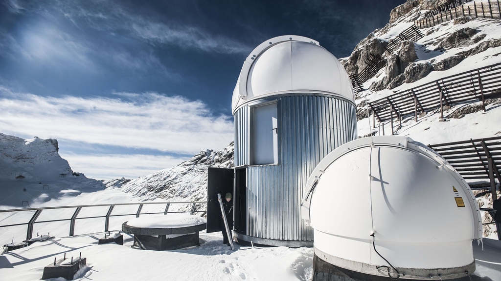 LIDAR-Teleskoptürme: Das am Schneefernerhaus installierte LIDAR (LIght Detection And Ranging)-System misst die vertikale Verteilung von Wasserdampf in der Atmosphäre (Foto: Markus Breig) 