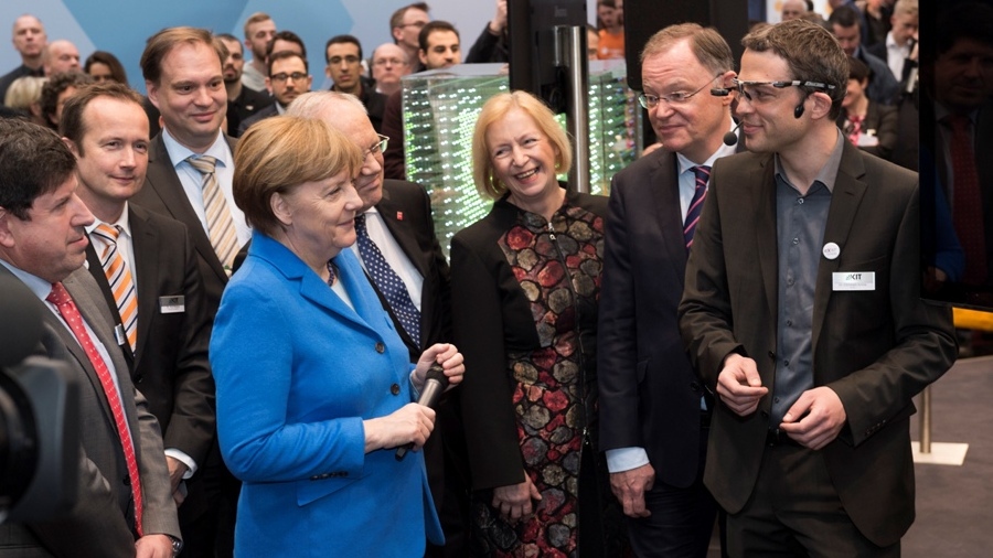 Angela Merkel besucht den Stand des KIT auf der CEBIT 2016