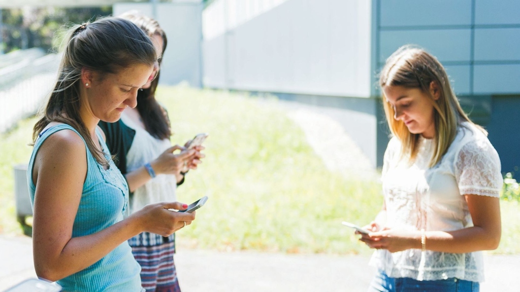 Symbolbild: Studierende mit Smartphone (Foto: KIT)