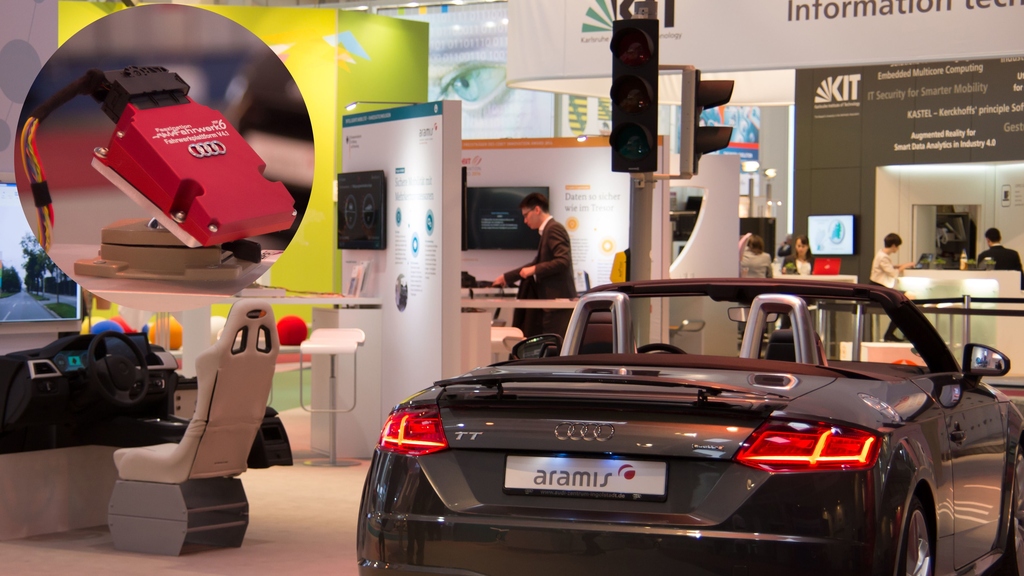 Auftritt von ARAMiS (rechts) auf der CeBIT 2016 am Messestand des BMBF und Demonstrator eines Steuergeräts aus ARAMiS (links). (Foto: Georg Hofstetter)