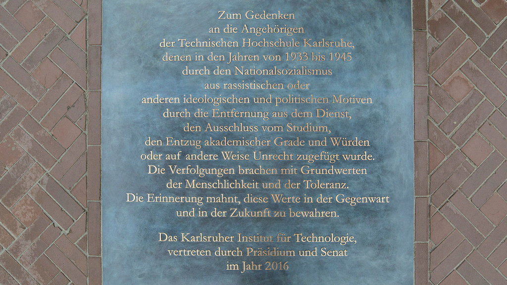 Gedenktafel im Ehrenhof