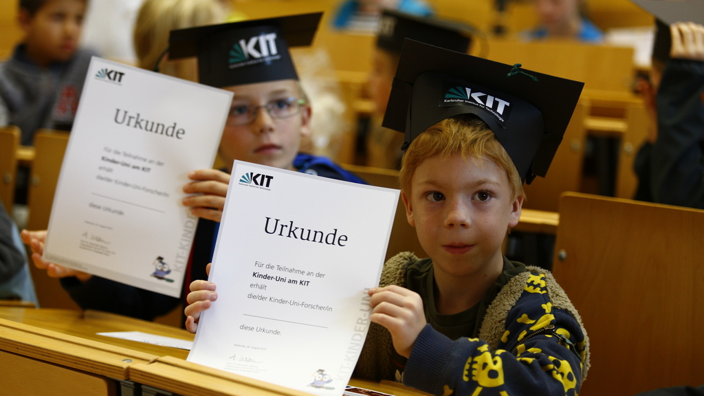 Kinder im Uni-Hörsaal