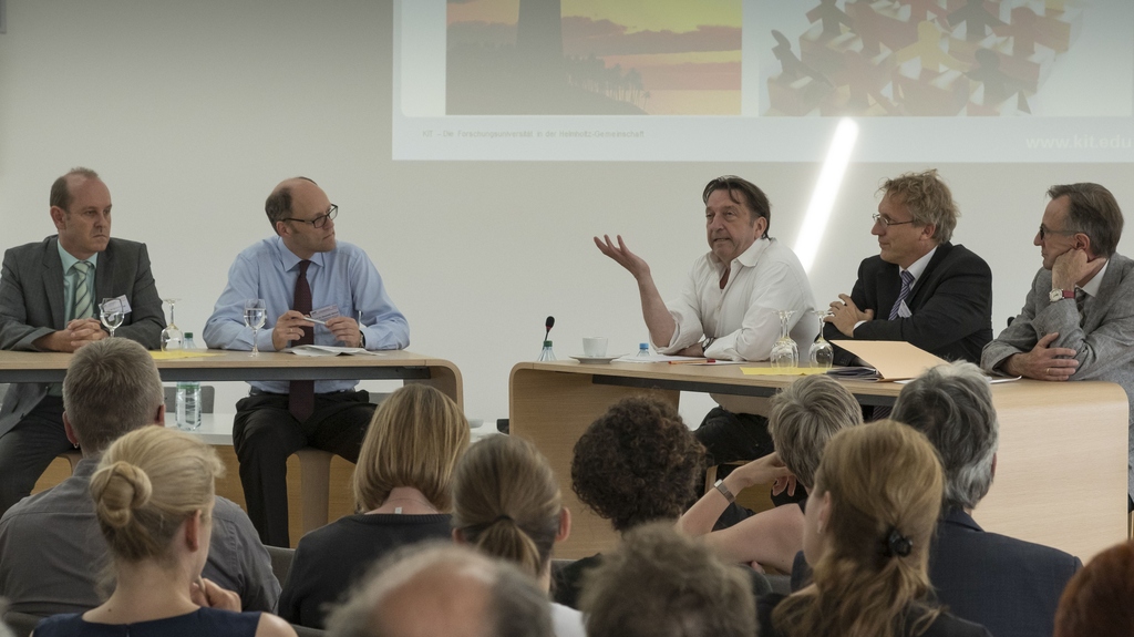 Gruppenbild der Podiumsdiskussion