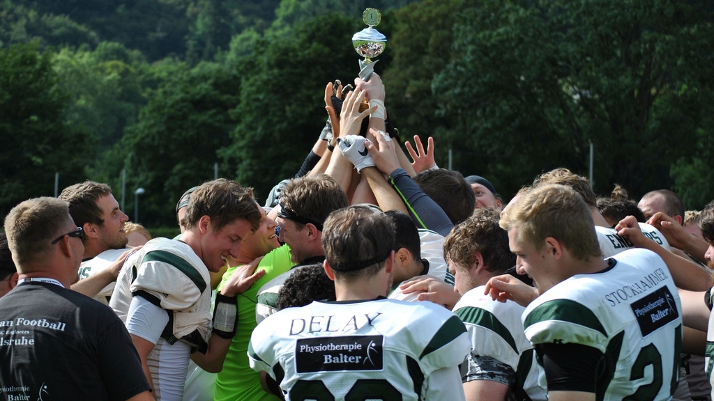 KIT SC Engineers feiern mit Pokal