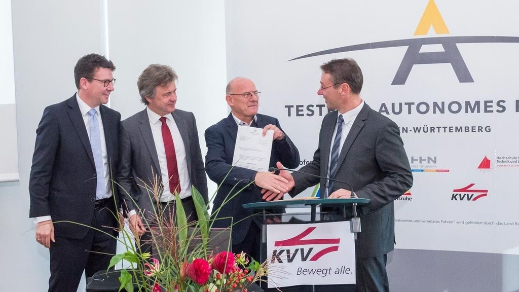 KVV-Geschäftsführer Dr. Pischon (l.), der Karlsruher Oberbürgermeister Dr. Mentrup (2. v. l.) mit Projektleiter Professor Dr.-Ing. J. Marius Zöllner vom FZI Forschungszentrum Informatik (r.) und Verkehrsminister Winfried Hermann (2. v.r.) (M. Breig/KIT)