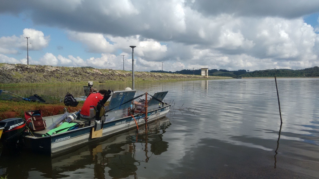 Forschungsboot auf einem Stausee