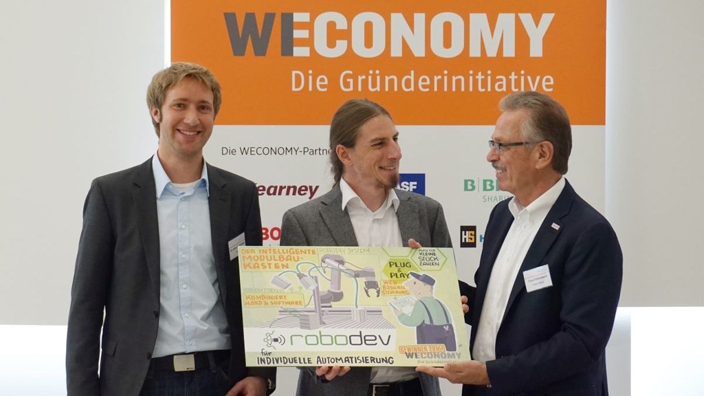 Bosch-Aufsichtsratschef Franz Fehrenbach mit robodev-Mitgründern Dr. Julien Mintenbeck und Dr. Andreas Bihlmaier