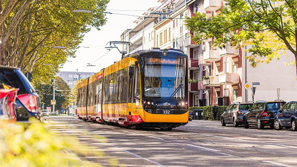 Trambahn unterwegs in der Stadt Karlsruhe