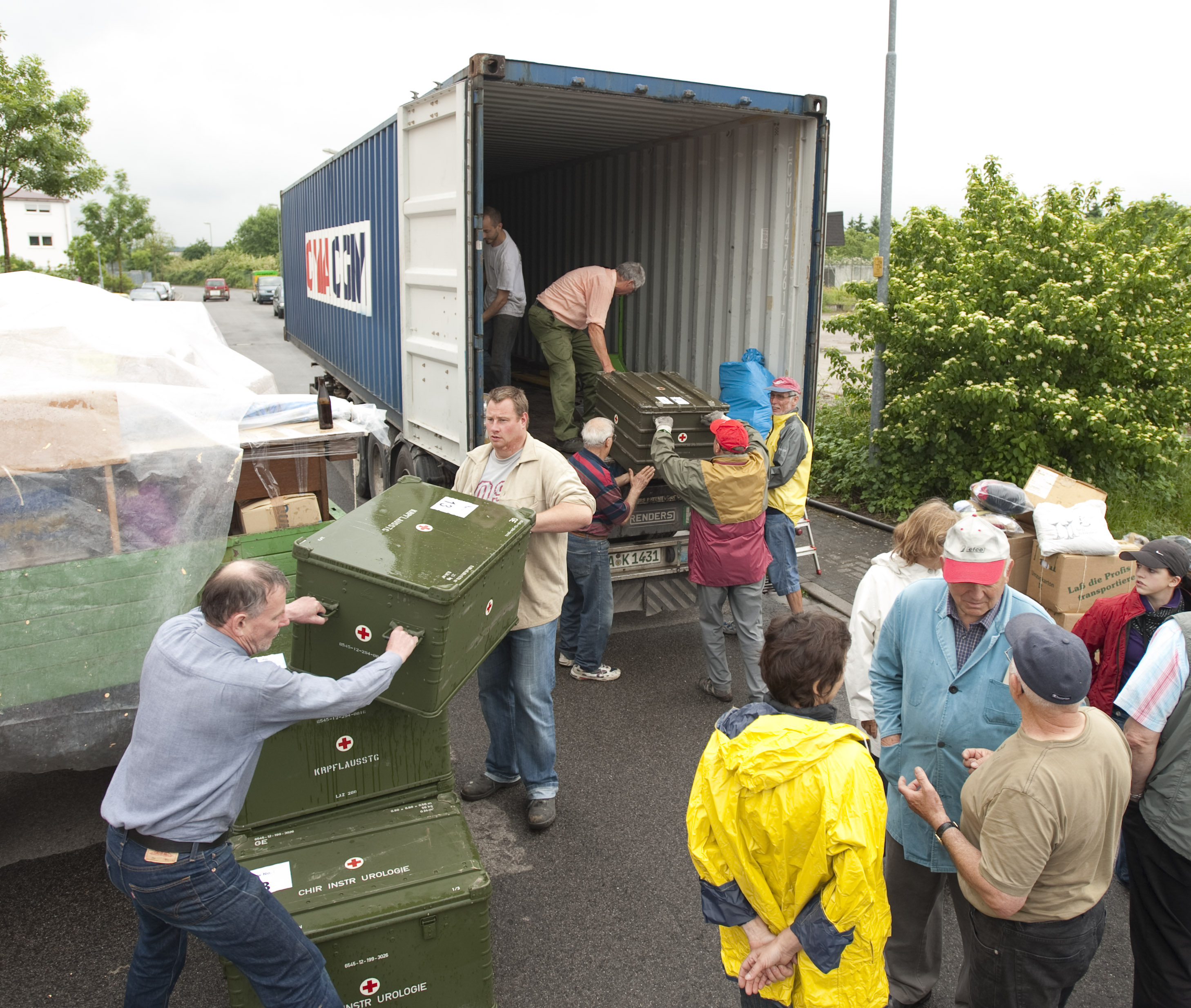 Helfer beim Verladen von Hilfsg&uuml;tern