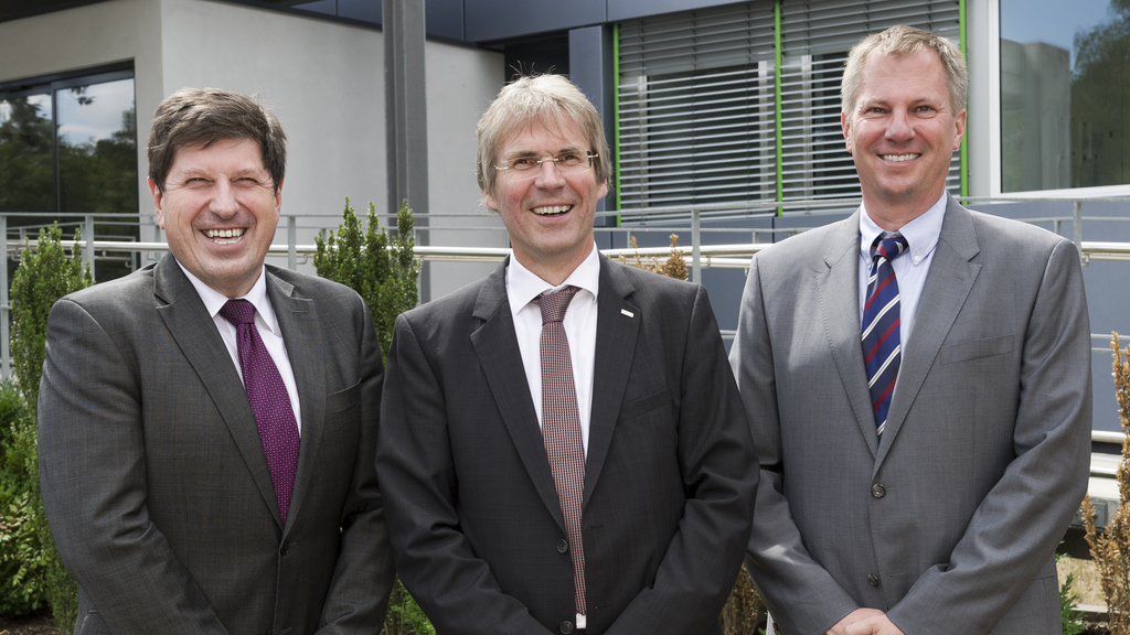 Präsident Hanselka (Mitte) mit den neuen Vizepräsidenten Professor Thomas Hirth (li) und Professor Oliver Kraft (Foto: Markus Breig, KIT) 