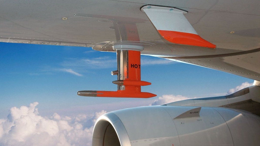 The IAGOS-CARIBIC air inlet system mounted at the IAGOS-CARIBIC Airbus. (Source: Deutsche Lufthansa AG)