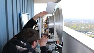 E-Band-Sender mit Parabolantenne. Die darin verbauten integrierten Schaltungen weisen besonders große Leistungsfähigkeit auf. (Foto: Jörg Eisenbeis, KIT)