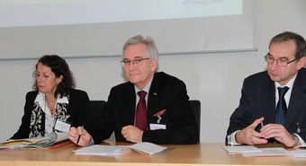 Professorin Dr. Caroline Y. Robertson-von Trotha, Direktorin des ZAK, Dr. Peter Fritz, KIT-Vizepräsident für Forschung und Innovation, und Jean-Claude Perraudin, CEA, Frankreich